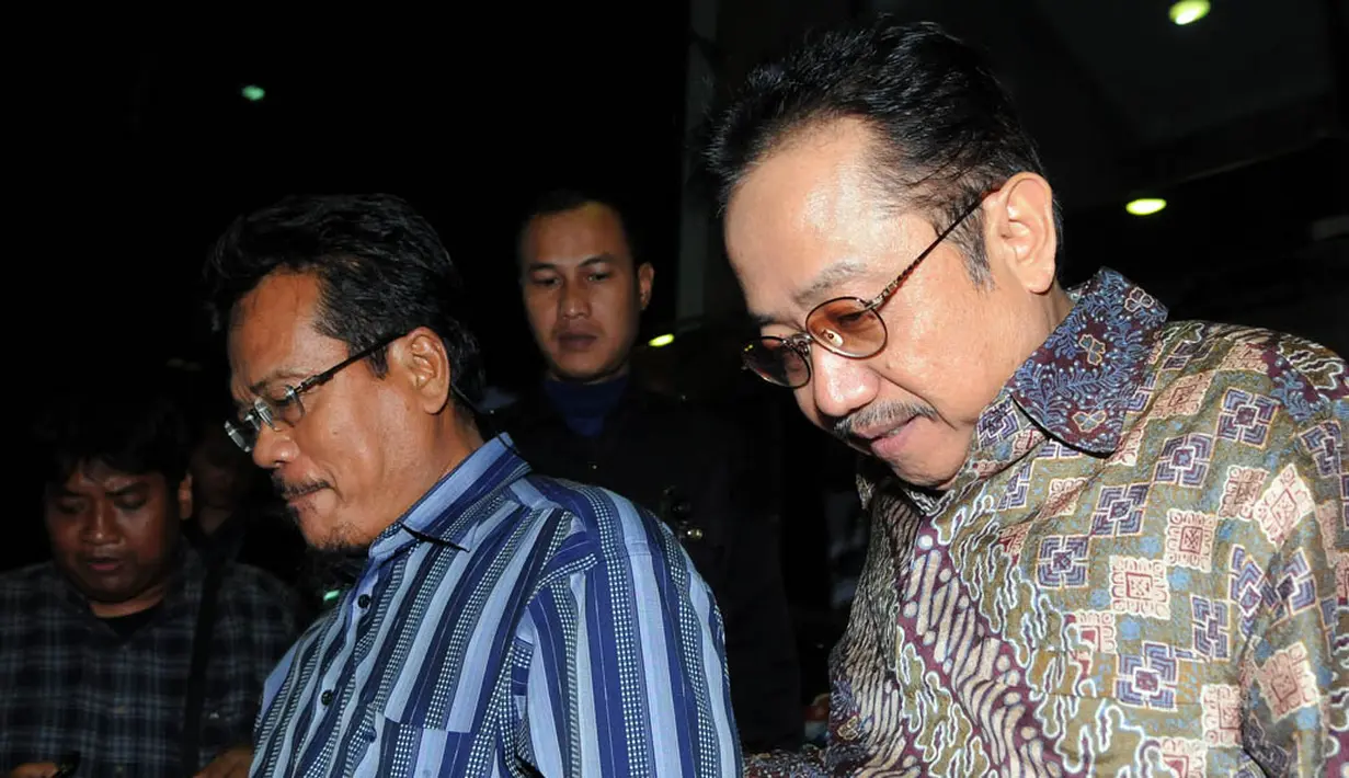 Mantan Sekjen Energi dan Sumber Daya Mineral (ESDM), Waryono Karno (kanan) kembali mendatangi KPK, (25/6/14). (Liputan6.com/Faisal R Syam)