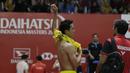 Tunggal putra Indonesia, Jonatan Christie, mengganti baju saat melawan tunggal China pada Indonesia Masters 2019 di Istora Senayan, Jakarta, Kamis (24/1). Jonatan lolos ke perempat final. (Bola.com/M. Iqbal Ichsan)