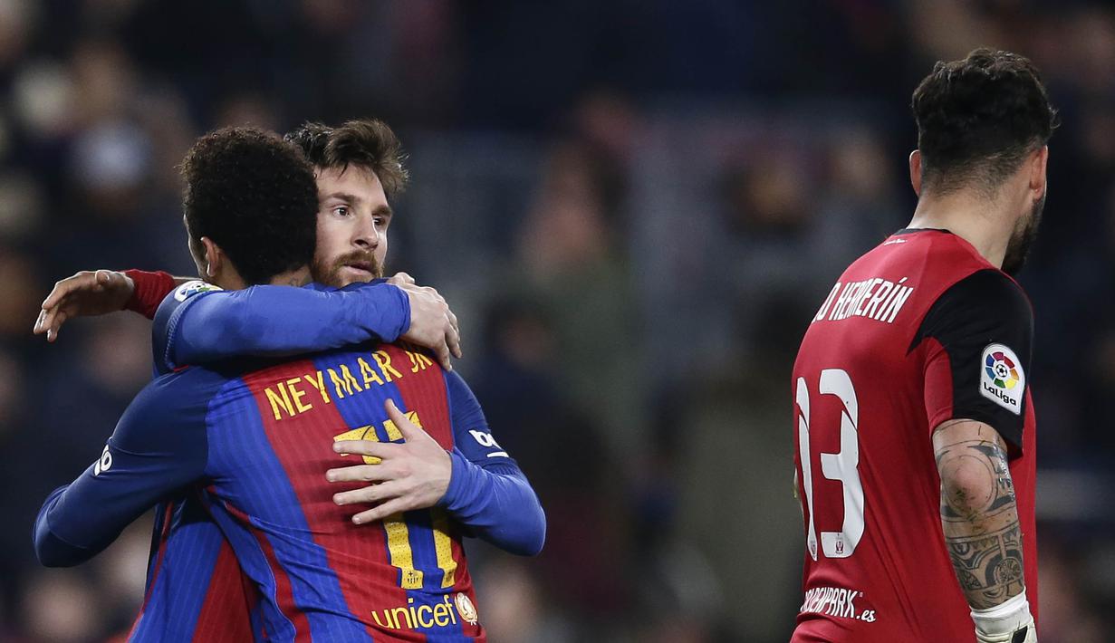 Pemain Barcelona, Neymar, merayakan gol yang dicetak Lionel Messi ke gawang Leganes. Barca akhirnya memastikan kemenangan setelah Lionel Messi mencetak gol melalui titik putih pada masa injury time. (AP/Manu Fernandez)