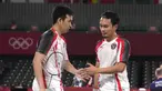 Pasangan ganda putra Indonesia, Mohammad Ahsan/Hendra Setiawan memastikan lolos ke perempatfinal sebagai juara grup D cabang bulu tangkis Olimpiade Tokyo 2020 usai menang rubber-game atas wakil Korea, Choi Sol Gyu/Seo Seung Jae, Selasa (27/7/2021). (Foto: AP/Markus Schreiber)