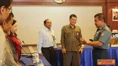 Citizen6, Jakarta: Pangkolinlamil Laksda TNI S.M. Darojatim menyambut kedatangan Tim BPK RI yang akan melaksanakan wasrik di Kolinlamil, Selasa (9/10). (Pengirim: Dispenkolinlamil).