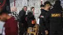 Sebagai informasi, perlintasan perbatasan Rafah merupakan satu-satunya titik perlintasan antara Mesir dan Jalur Gaza. Tampak dalam foto, sekelompok warga Palestina berkumpul sambil menunggu untuk meninggalkan Gaza menuju Mesir melalui penyeberangan perbatasan Rafah setelah dibuka untuk pertama kalinya sejak perang AS-Israel dengan Iran dimulai, di Khan Yunis pada 19 Maret 2026. (Bashar TALEB/AFP)