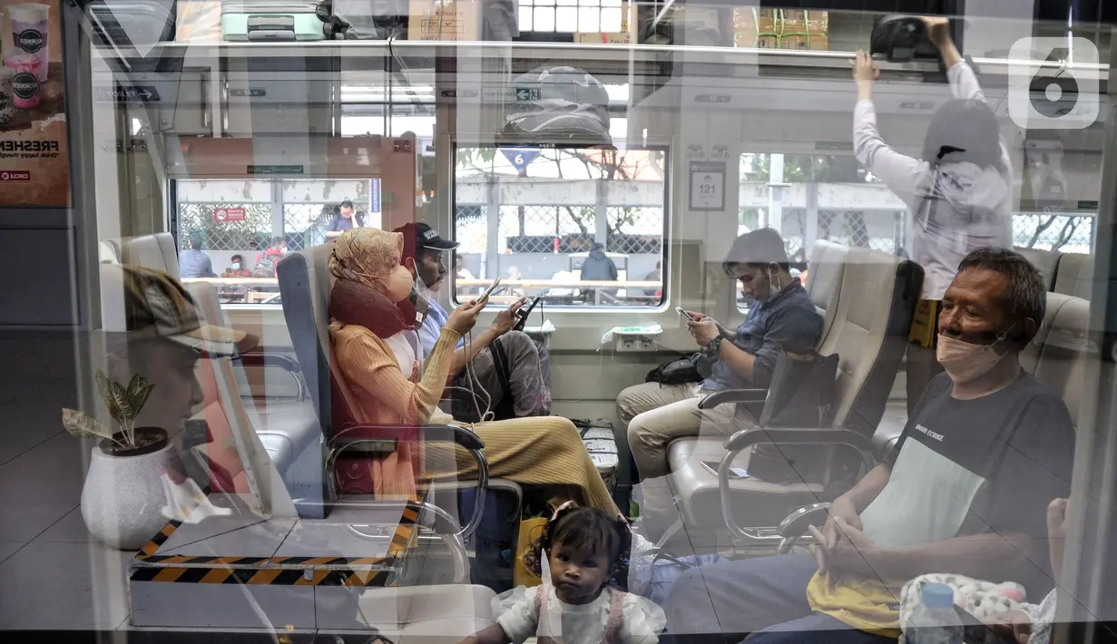 <p>Penumpang duduk dalam kereta api jarak jauh di Stasiun Pasar Senen. (merdeka.com/Iqbal S. Nugroho)</p>