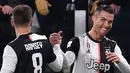 Striker Juventus, Cristiano Ronaldo, merayakan gol yang dicetaknya ke gawang Parma pada laga Serie A di Stadion Juventus, Turin, Minggu (19/1). Juventus menang 2-1 atas Parma. (AFP/Marco Bertorello)