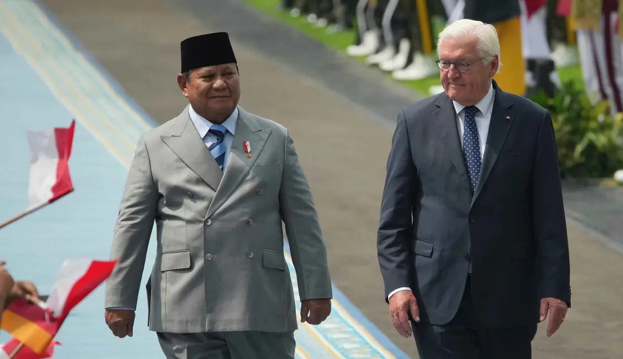 Presiden Republik Indonesia, Prabowo Subianto (kiri) berbareng Presiden Republik Federal Jerman, Frank-Walter Steinmeier, memeriksa pasukan kawal kehormatan saat upacara penyambutan menjelang pertemuan mereka di Istana Merdeka, Jakarta, Senin 15 Juni 2026. (AP Photo/Achmad Ibrahim)