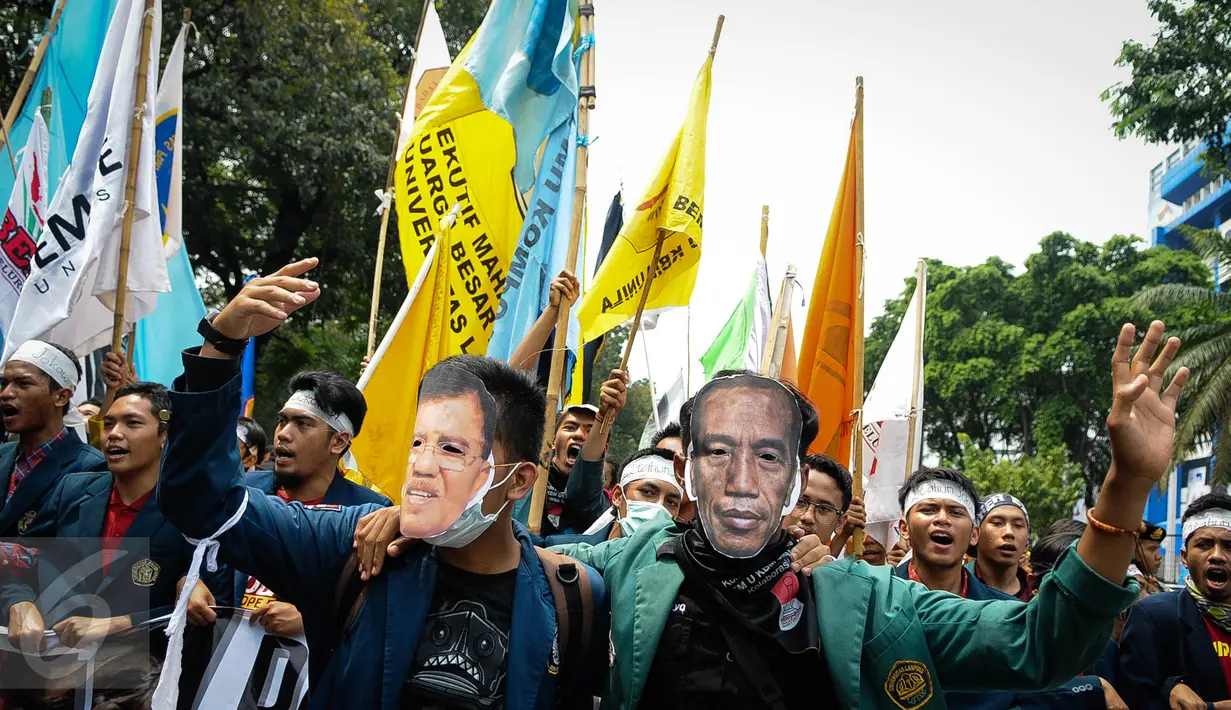 Badan Eksekutif Mahasiswa Seluruh Indonesia (BEM SI) melakukan aksi demonstrasi di Istana Negara, Jakarta, (20/10). Aksi yang dilakukan mahasiswa merupakan peringatan tepat dua tahun pemerintahan Joko Widodo-Jusuf Kalla. (Liputan6.com/Faizal Fanani)
