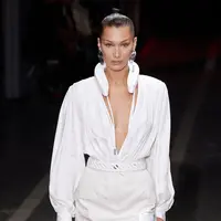 Model Bella Hadid saat memakai busana Off White Spring/Summer 2019 selama Paris Fashion Week, Prancis (27/9). Kedua model tersebut tampil cantik membawakan koleksi rancangan Virgil Abloh. (AFP Photo/Francois Guillot)