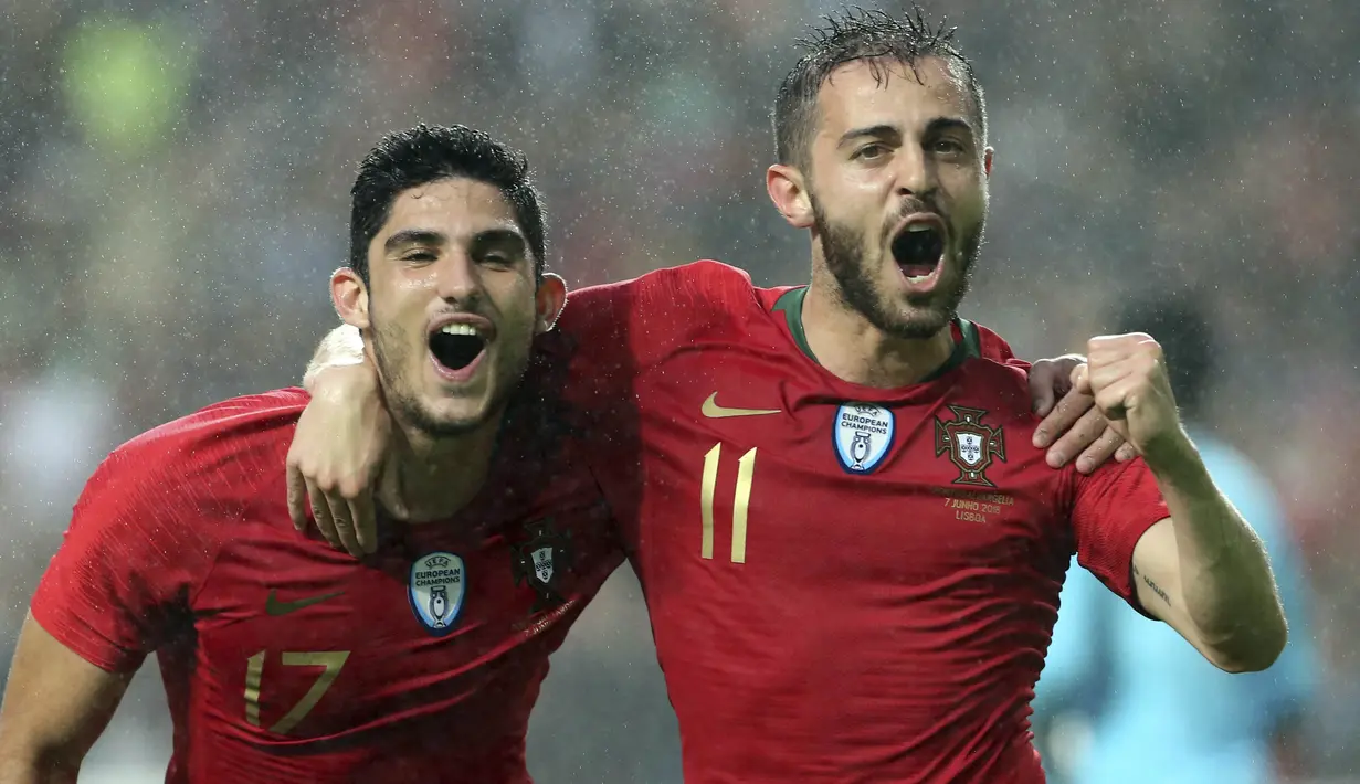 Striker Portugal, Goncalo Guedes bersama Bernardo Silva melakukan selebrasi bersama usai mencetak gol ke gawang Aljazair pada laga uji coba  di Estadio da Luz, Jumat (8/6/2018). Portugal menang 3-0 atas Aljazair. (AP/Armando Franca)