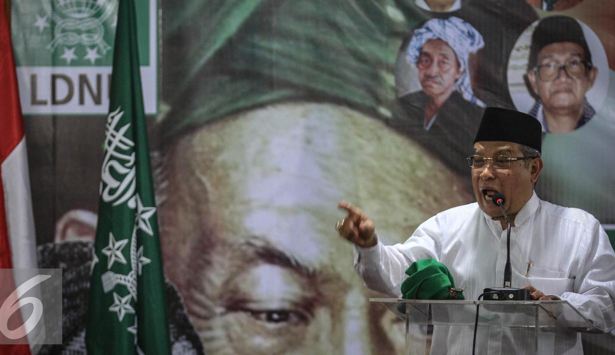 KH.Said Aqil Siradj saat tausiah di acara Tahlil Akbar di kantor PBNU, Jakarta, Kamis (24/11). Menurut Said Aqil apa yang dilakukan para pengunjuk rasa sudah cukup dan tidak perlu lagi melakukan aksi turun ke jalan. (Liputan6.com/Faizal Fanani)