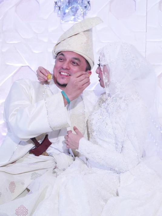 Prosesi pernikahan artis Laudya Cynthia Bella dengan Engku Emran. Prosesi pernikahan ini dilaksanakan secara sakral dengan hanya dihadiri orangtua dan sahabat dekat. (instagram/noradanish)