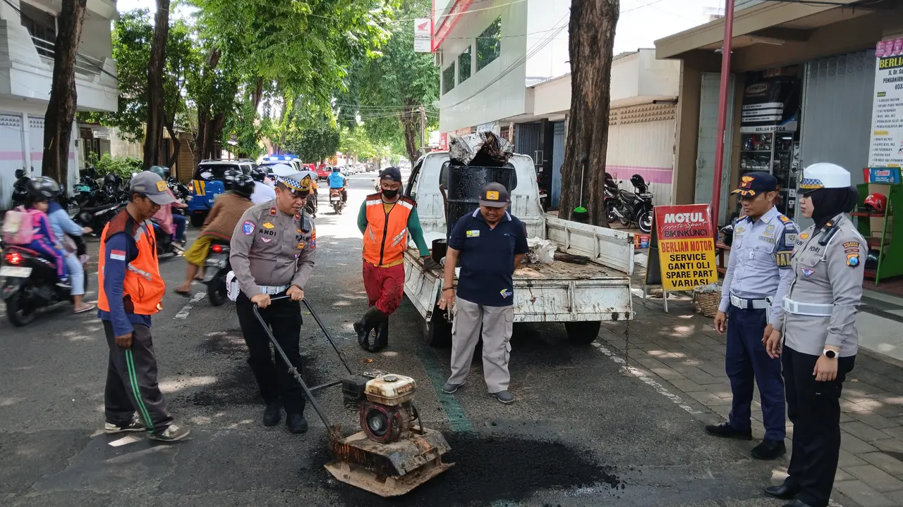 Proses penambahalan jalan di jalur rawan kecelakaan di Banyuwangi, Jelang arus ,mudik Lebaran 2025 (Istimewa)