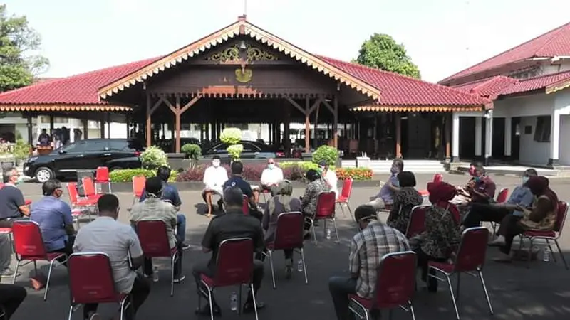 Bupati Banyumas Achmad Husein memimpin rapat koordinasi membahas penanganan wabah COVID-19 di kompleks Pendapa Sipanji. (Foto: Liputan6.com/Rudal Afgani)