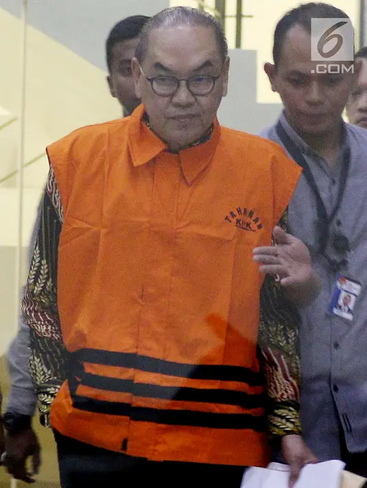 Tersangka pemegang Johannes Budisutrisno Kotjo usai menjalani pemeriksaan dan menuju mobil tahanan di Gedung KPK Jakarta, Sabtu (14/7). KPK resmi menahan Johannes terkait dugaan suap proyek pembangunan PLTU Riau-1.(Liputan6.com/Johan Tallo)