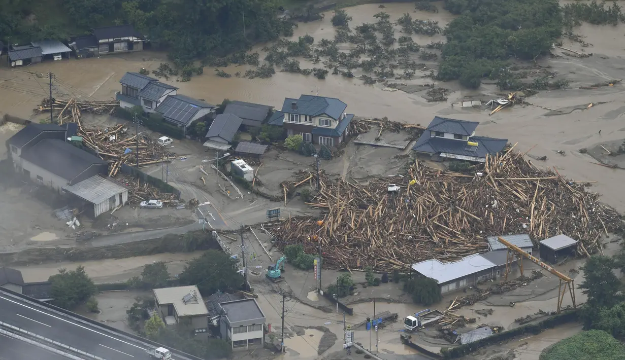 Foto udara menunjukkan banjir di daerah Asakura, prefektur Fukuoka, Kamis (6/7). Hampir 400 ribu orang terpaksa diungsikan akibat hujan lebat disertai angin kencang yang menyebabkan sejumlah sungai meluap di selatan Jepang. (Nozomu Endo/Kyodo News via AP)