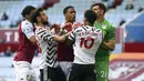 Pemain Aston Villa Ezri Konsa (ketiga kanan) dan pemain Manchester United Marcus Rashford (depan) bentrok pada pertandingan Liga Inggris di Villa Park, Birmingham, Inggris, Minggu (9/5/2021). Manchester United menang 3-1. (Shaun Botterill/Pool via AP)