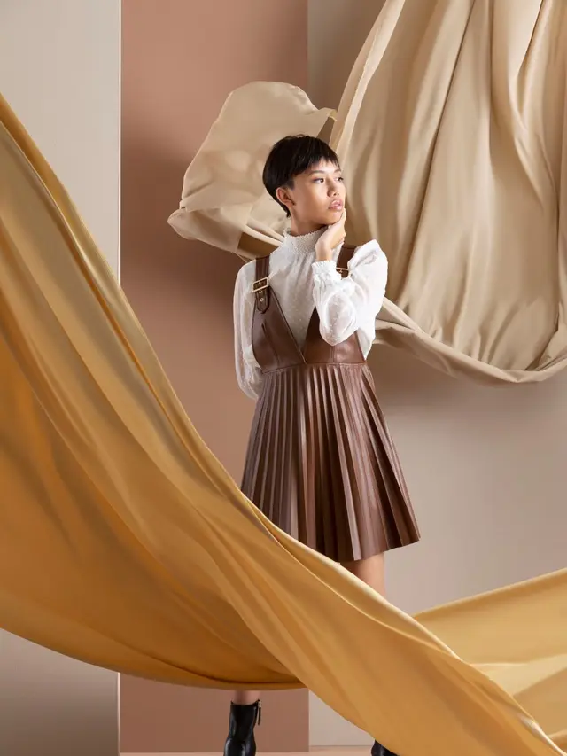 5 Inspirasi Outfit Rok Pleats yang Elegan untuk ke Kantor (photo by freepik)