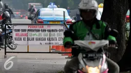 Sebuah spanduk berisi pelarangan masuk kepada Go-Jek dan Grab Bike terpasang di kawasan Kalibata City, Jakarta, Rabu (8/7/2015). Sejumlah pengojek regular menolak keberadaan ojek online. (Liputan6.com/JohanTallo)