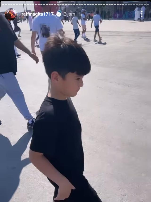 Raffi Ahmad dan Rafathar Rela Jalan Kaki 1 KM Lebih di Tengah Terik Matahari Qatar Demi Dukung Argentina di Piala Dunia 2022. (Instagram.com/raffinagita1717)