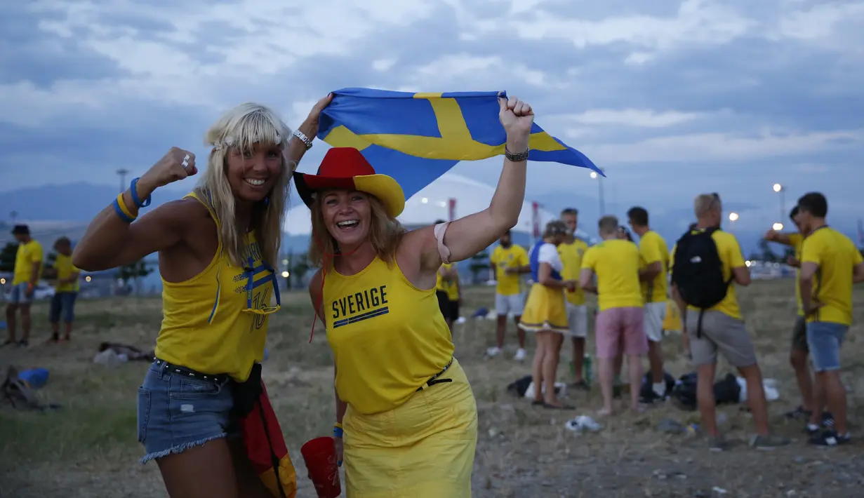 Sejumlah suporter Swedia berpesta di sekitar Pantai Sochi, Jumat (22/6/2018). Para suporter bersiap untuk menyaksikan laga Piala Dunia 2018 antara Swedia melawan Jerman. (AP/Rebecca Blackwell)