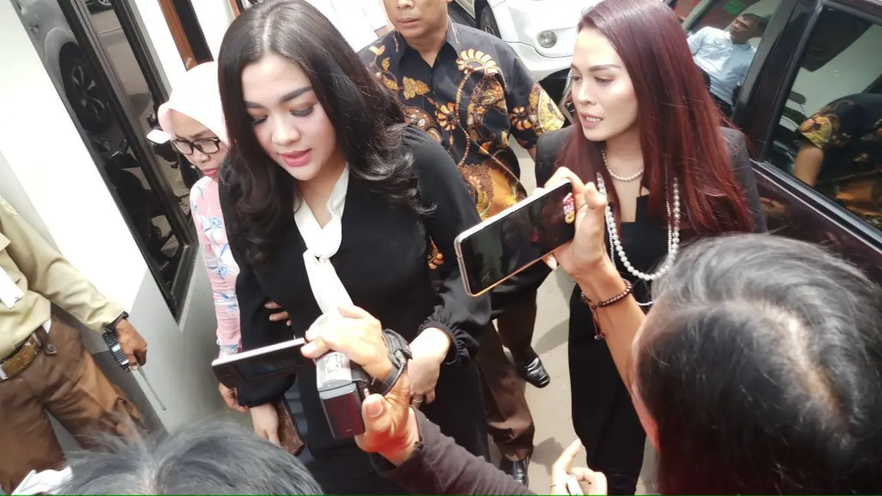 Artis Vicky Shu menyambangi Pengadilan Negeri Depok untuk menjadi saksi kasus First Travel