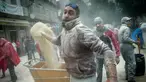 Seorang pria bersiap melempar tepung ke peserta lainnya saat mengikuti festival "Domingo Fareleiro" di desa Xinzo de Limia, Spanyol (21/1). Festival ini dikenal juga dengan nama Floury Sunday in Galician. (AFP/Miguel Riopa)