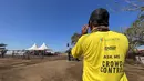 Petugas crowd control bersiap mengamankan balap Motocross dunia, MXGP Sumbawa 2023 di Sirkuit Samota, Sumbawa, NTB, Sabtu (24/6/2023). (Bola.com/Wiwig Prayugi)