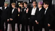 Boyband Korea Selatan, Bangtan Boys alias BTS saat hadir perdana pada perhelatan Grammy Awards 2019 di Staples Center, Los Angeles, Minggu (10/2). Member BTS tampil matching memakai tuksedo hitam, gaya klasik ala Amerika. (Jordan Strauss/Invision/AP)