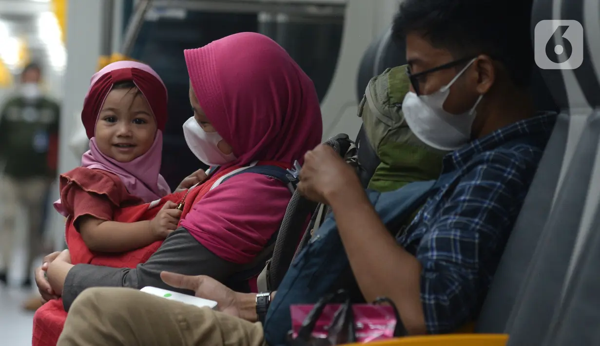 Penumpang Kereta Bandara Premium menanti keberangkatan di Stasiun Manggarai, Jakarta, Sabtu (3/4/2021). Selain pengaturan kursi, fasilitas kereta premium dengan kelas eksekutif tetap sama. (merdeka.com/Imam Buhori)