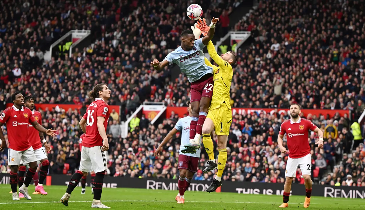 Kiper Manchester United, David de Gea, duel udara dengan pemain Aston Villa, Jhon Duran, pada laga Liga Inggris di Stadion Old Trafford (30/4/2023). (AFP/Oli Scarff)