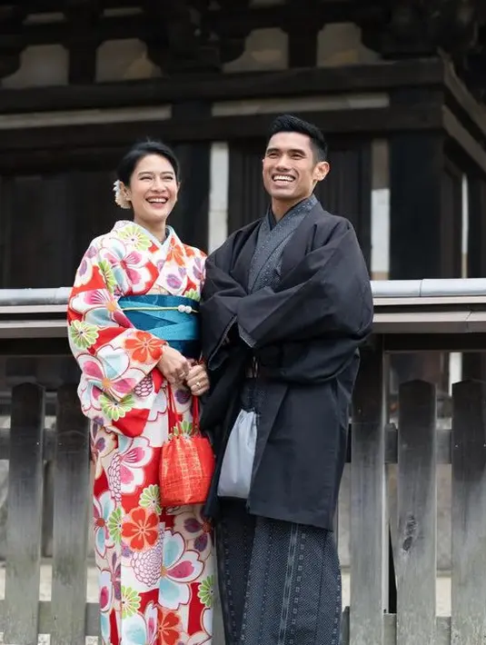 Berlibur ke Jepang, kedua tampak kompak mengenakan kimono, baju khas tradisional Jepang. Dian tampil dengan kimono warna-warninya. [@therealdisastr]