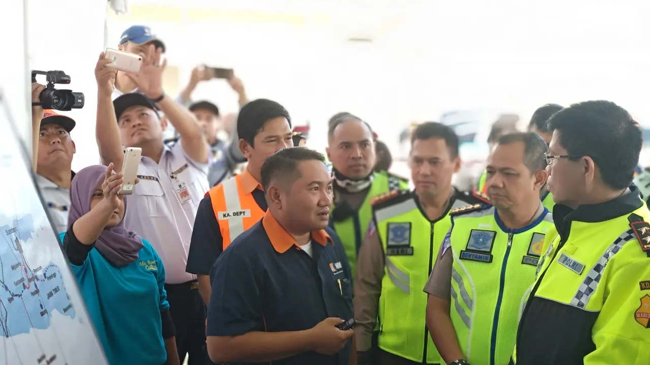Kakorlantas Polri mengecek Tol Jombang-Mojokerto untuk persiapan mudik Lebaran 2018