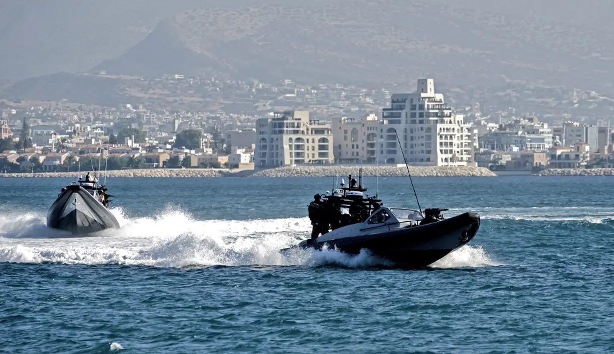 Pasukan khusus Angkatan Laut Siprus dan US Navy SEAL mengambil bagian dalam latihan penyelamatan bersama Amerika Serikat-Siprus di Pelabuhan Limassol, Siprus, Jumat (10/9/2021). (IAKOVOS HATZISTAVROU/AFP)