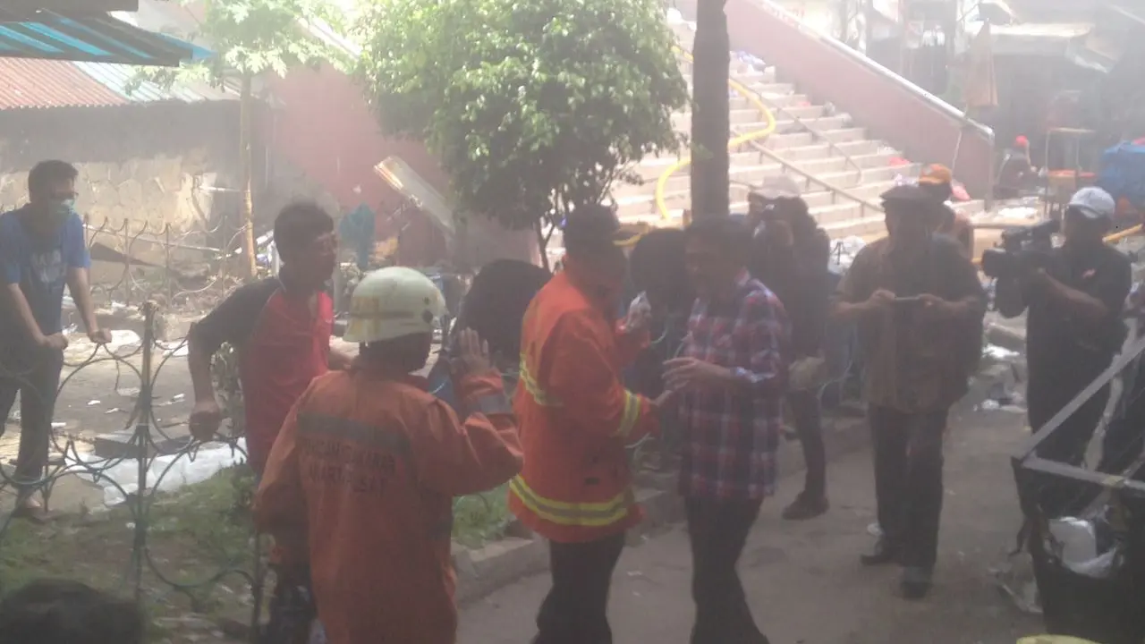  Calon wakil gubernur petahana DKI Jakarta Djarot Saiful Hidayat memantau langsung kebakaran Pasar Senen, Jakarta Pusat.