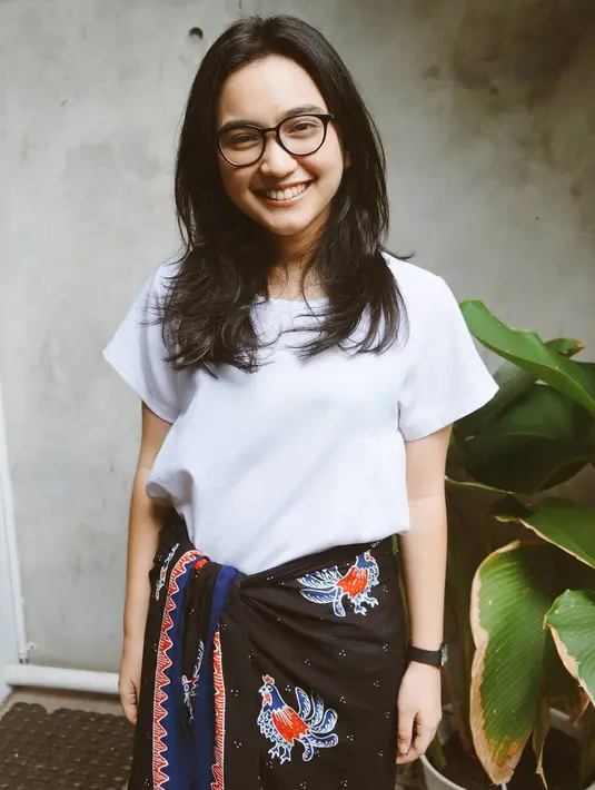 Selanjutnya, tampilan Amanda begitu cantik natural. Tanpa makeup, Amanda memakai kain ikat yang dipadukan dengan atasan putih dan rambutnya dibiarkan terurai. Makin terlihat cantik lantaran Amanda memakai kacamata. (Instagram/auroramanda95)