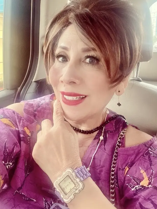Potret Ibunda Venna Melinda yang Tampil Stylish di Usia Senja