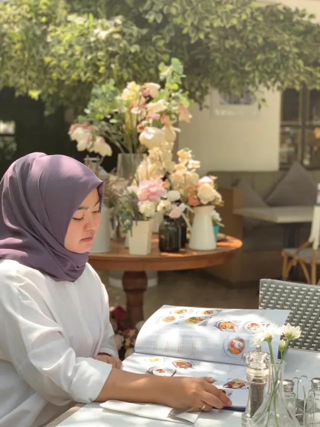 Kembali Berhijab, Ini 6 Potret Terbaru Sherrin Tharia Mantan Istri Zumi Zola
