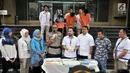 Kasubdit Penmas Bidang Humas Polda Metro Jaya AKBP I Gede Nyeneng (empat kiri) didampingi Wadirkrimum Polda Metro Jaya AKBP Ade Ary (empat kanan) dan pihak KPAI serta LPAI saat rilis praktik prostitusi, Jakarta, Rabu (8/8). (Merdeka.com/Iqbal Nugroho)