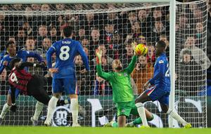 Kiper Chelsea, Robert Sanchez (kedua dari kanan), melakukan penyelamatan di depan pemain Bournemouth, Evanilson (9), pada laga Premier League/Liga Inggris antara Chelsea vs Bournemouth di London, Inggris, Selasa, 30 Desember 2025. (AP Photo/Kin Cheung)