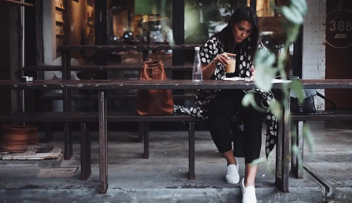 Tidak hanya dalam acara tertentu, namun di kesehariannya Adini ajuga kerap berbusana dengan nuansa etnik. Meski begitu, penampilan Adinia tidak terlihat formal dan tetap kasual seperti biasa. (Instagram/wrst)