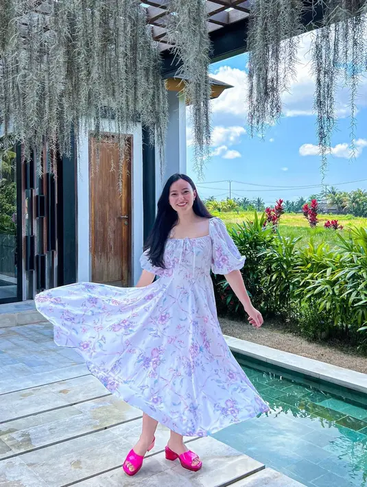 Tampilan cantik Asmirandah lainnya. Dengan long dress bernuansa keunguan yang lembut, penampilannya semakin manis dengan lengan balon. Foto: Instagram.