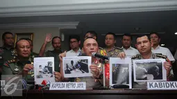 Kapolda Metro Jaya, Irjen Pol Mochammad Iriawan menunjukkan gambar Brigadir Jenderal TNI (Purn) Adityawarman Thaha jelang ditangkap, Jakarta, Selasa (6/12). Iriawan memastikan penangkapan Thaha, sudah sesuai prosedur hukum. (Liputan6.com/Gempur M Surya)