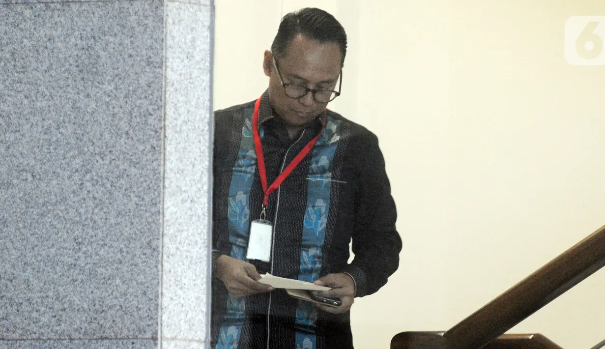 Anggota DPR dari Fraksi PDIP Junico Siahaan alias Nico Siahaan bersiap diperiksa di Gedung KPK, Jakarta, Selasa (29/10/2019). KPK memeriksa Nico Siahaan dalam penyidikan kasus Tindak Pidana Pencucian Uang (TPPU) dengan tersangka mantan Bupati Cirebon, Sunjaya Purwadisastra. (merdeka.com/Dwi Narwoko)