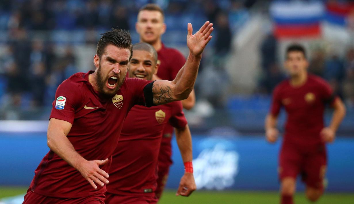 Pemain AS Roma, Kevin Strootman (kiri) merayakan golnya ke gawang Lazio pada laga Derby della Capitale di Olympic Stadium, Roma, Italia, (4/12/2016).  (Reuters/Alessandro Bianchi)