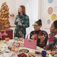 Koleksi Fall 2022 Kate Spade New York memotret sentuhan suasana kehangatan rumah, estetika interior, hingga bentuk pleats pada kap lampu. (Dok/Kate Spade New York)