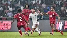 Penyerang Hong Kong, Everton Camargo (kanan), berebut bola dengan bek Bangladesh, Md Shakil Topu (kiri), dan gelandang Bangladesh, Sohel Rana (tengah), dalam pertandingan sepak bola kualifikasi Piala Asia AFC 2027 antara Bangladesh dan Hong Kong di Stadion Nasional, Dhaka, pada 9 Oktober 2025. (MUNIR UZ ZAMAN / AFP)
