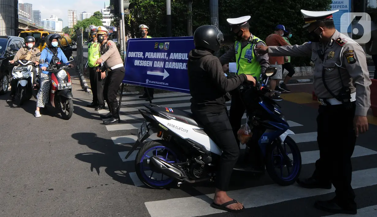 Polisi memberhentikan pengendara sepeda motor saat penyekatan masa PPKM Darurat di Perempatan Fatmawati, Jakarta, Senin (12/7/2021). Penyekatan berlangsung hingga pukul 10.00 WIB. (merdeka.com/Arie Basuki)