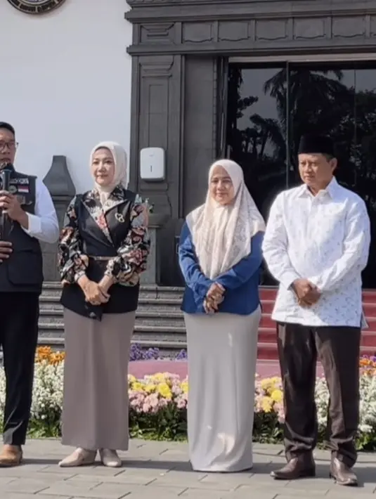 <p>Berpamitan di Gedung Sate, Atalia mengenakan atasan hitam salur batik pada lengan balon dan kerahnya. Dipadukan rok coklat serasi dengan kerudungnya. [@ridwankamil]</p>