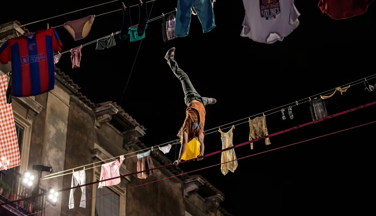 Kompetisi menantang adrenalin ini berlangsung di antara bangunan kota bersejarah Italia, Sabtu (8/10). Red Bull Airlines adalah kompetisi slackline yang digelar di ketinggian 7 meter di atas tanah.(REUTERS)