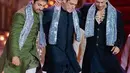 Potret trio menawan sedang berjoget di acara pre-wedding Anant Ambani. Shah Rukh Khan bersama Salman Khan dan Aamir Khan tampil di atas panggung mengenakan baju khas India. Salman memilih warna biru navy, sedangkan Aamir memilih Lungi berwarna hijau yang berkilauan. Ketiganya mengalungkan selendang berpayet biru muda yang berkilauan di bahu mereka. [Foto: Instagram/asianweddingmag]