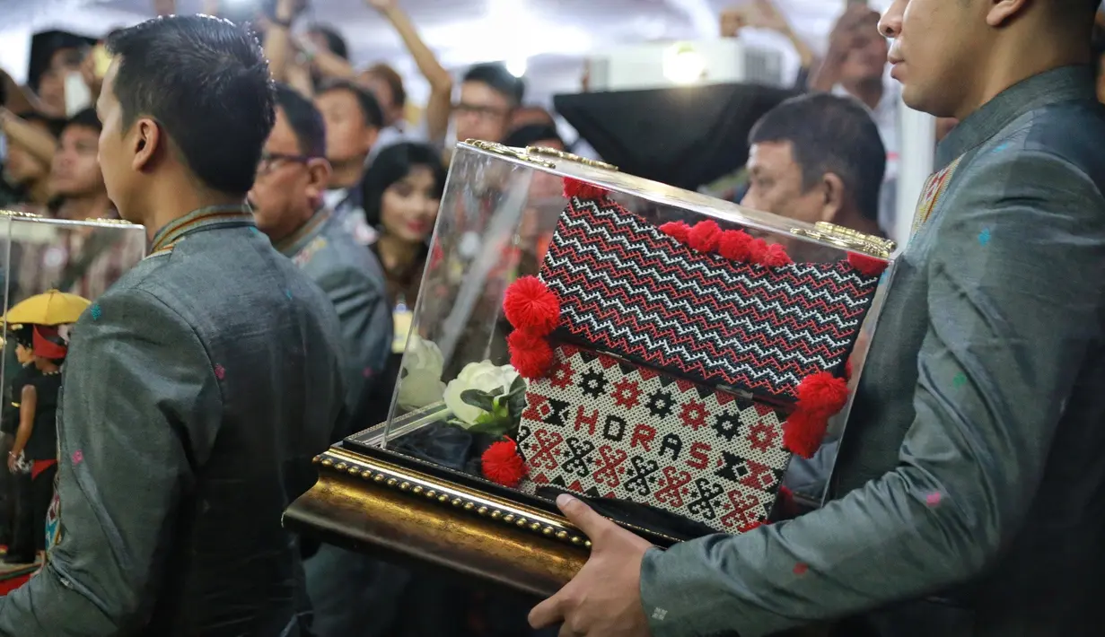 Malam itu juga, keluarga dari calon pengantin pria datang dengan rombongannya. Dengan membawa seserahan untuk calon istrinya, Ayang. Barang bawaan diserahkan kepada pihak mempelai perempuan. (Adrian Putra/Bintang.com)